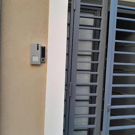 Caronda House 2 *