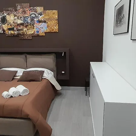 Caronda House 2 *